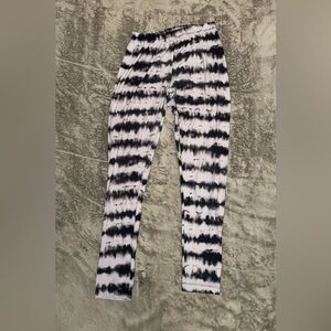 Black and white tie-dye leggings
